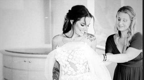 Εριέττα Κούρκουλου Λάτση: Η αδημοσίευτη φωτογραφία από τον γάμο της στη Μύκονο - Η πολύχρωμη νυφική ανθοδέσμη