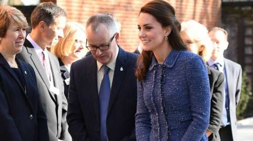 Κέιτ Μίντλετον: H στιλάτη εμφάνιση με μπλε τουίντ μπλέιζερ