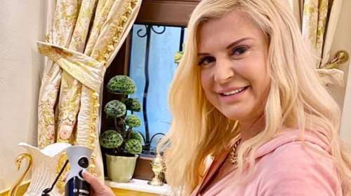 Η Μαρίνα Πατούλη, όλο νάζι, με ροζ φόρμα, φτιάχνει γλυκό στην ολόχρυση κουζίνα της και γίνεται viral! [Εικόνες]