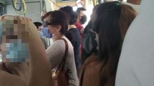 Το παράδοξο στα Μέσα Μαζικής Μεταφοράς: Οι θέσεις άδειες αλλά οι όρθιοι είναι ο ένας δίπλα στον άλλον [εικόνες]