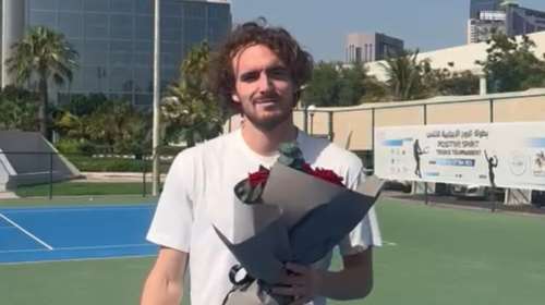 Τρελά ερωτευμένος ο Τσιτσιπάς- Διέκοψε την προπόνηση της Μπαντόσα για να της προσφέρει λουλούδια [Βίντεο]