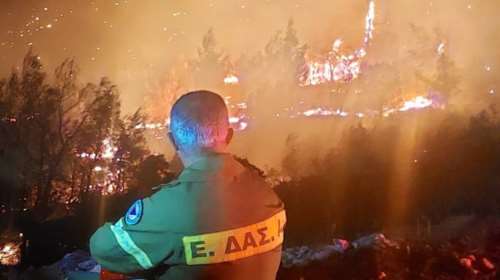 Πάρνηθα: Συγκλονιστική φωτογραφία με εθελοντή πυροσβέστη να κοιτάει τη φωτιά - &quot;Κάναμε ότι μπορούσαμε, δεν ήταν αρκετό&quot;