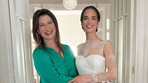 Ειρήνη Νικολοπούλου: Με μεταξωτό boho φόρεμα και ιδιαίτερο clutch με κεντήματα στον γάμο της βαφτιστήρας της