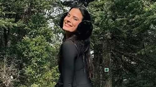 Τotal black στα χιόνια η Χριστίνα Μπόμπα: Εντυπωσιακή με λύκρα jumpsuit, μπότες χιονιού και αξεσουάρ με μαύρη γούνα