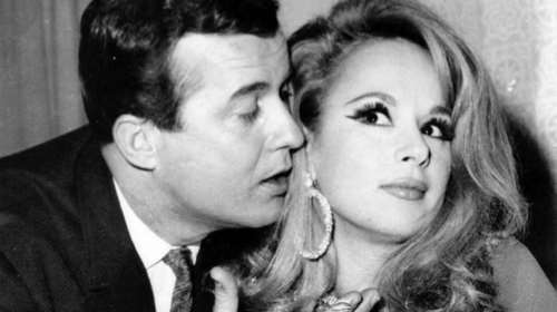 Ρετρό Πάσχα: Η Αλίκη Βουγιουκλάκη στο αεροδρόμιο με ένα... αρνάκι αγκαλιά - Δίπλα της ο Παπαμιχαήλ