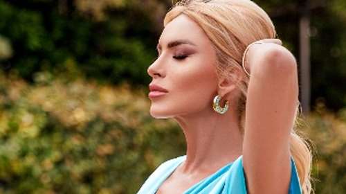 Κατερίνα Καινούργιου: Η εμφάνιση με μονόχρωμο baby blue σατέν slip dress που είναι ιδανικό για αέρινες βραδινές εμφανίσεις