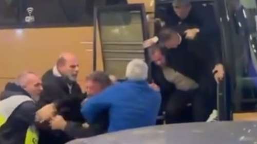 Μεγάλη ένταση μεταξύ οπαδών της ΑΕΚ και παικτών του ΠΑΟΚ στο πάρκινγκ του &quot;OPAP Arena&quot; – Κατέβηκαν από το πούλμαν [βίντεο]