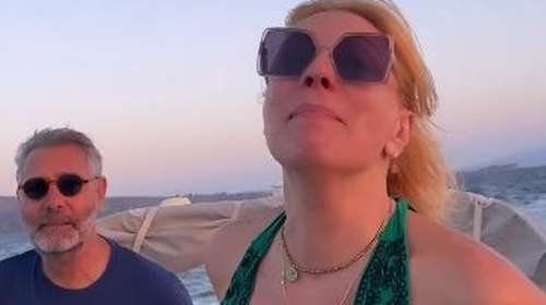 Σμαράγδα Καρύδη: &quot;Κοιτάξτε πώς μπαίνει στα λιμάνια&quot;, τρολάρει τον Θοδωρή Αθερίδη που οδηγεί το σκάφος τους