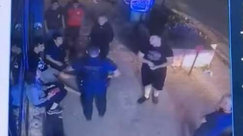 Ελληνικό: Βίντεο με τον αιμόφυρτο 17χρονο και τους αστυνομικούς που μόλις έφτασαν να του μιλούν - Λίγο μετά το μαχαίρωμα