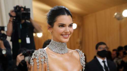 Η διαφορετική πλευρά της Κένταλ Τζένερ - Εμφανίστηκε με το πιο ρομαντικό φόρεμα και όλοι αναρωτήθηκαν τι της συμβαίνει