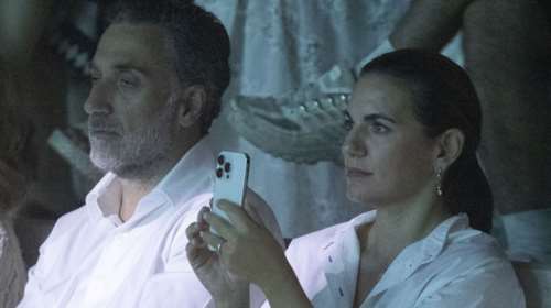 Όλγα Κεφαλογιάννη: Η εμφάνιση στο Ηρώδειο με εκπληκτικό αέρινο λευκό σεμιζιέ φόρεμα και παστέλ δερμάτινη τσάντα