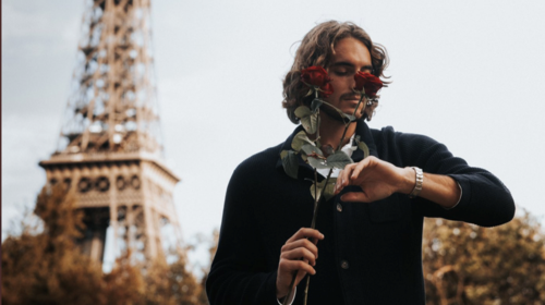 Στο Παρίσι ο Στέφανος Τσιτσιπάς: Ρομαντικές στιγμές και τριαντάφυλλα με φόντο τον Πύργο του Άιφελ