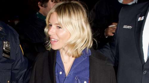 Denim-on-denim: Η Σιένα Μίλερ φόρεσε τη μεγαλύτερη τάση της άνοιξης