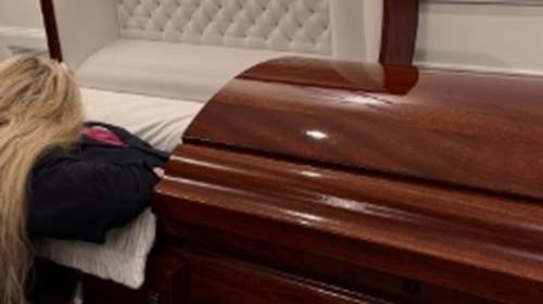 Τσάρλι Κερκ: Κατέρρευσε πάνω στο φέρετρό του η χήρα του – Οι συγκλονιστικές εικόνες που ανέβασε στα social