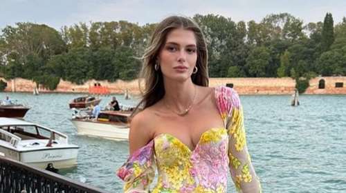 Αμαλία Κωστοπούλου: Με σούπερ μίνι φούστα στη λίμνη Κόμο - Φόρεσε το print της σεζόν