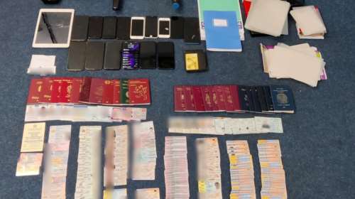 Χειροπέδες σε δουλέμπορους από την ΕΛ.ΑΣ: Τους άλλαζαν ρούχα και τους κούρευαν να μοιάζουν με Ευρωπαίους [Βίντεο]