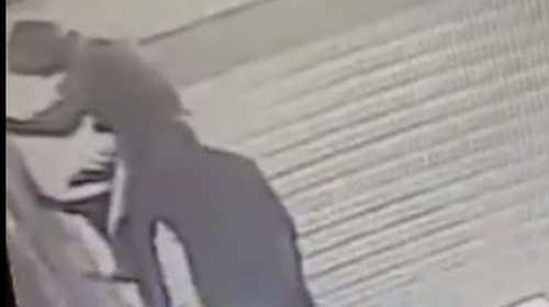 Εύοσμος: Μπούκαραν ανενόχλητοι σε μίνι μάρκετ και άρπαξαν πάνω από 200 πακέτα τσιγάρα [Βίντεο]