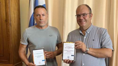 Μια σημαντική δωρεά του συνόλου του συγγραφικού έργου του Χρήστου Μαλεβίτση στην δημοτική βιβλιοθήκη της Ερμούπολης