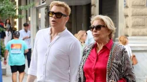 Τάκης Ζαχαράτος: Η στιγμή που γονατίζει και φιλάει τη σκηνή που κατέρρευσε η Μαρινέλλα στο Ηρώδειο - Viral το βίντεο