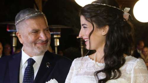 Γιώργος Πατούλης - Νάνσυ Κοίλου: Ποζάρουν αγκαλιασμένοι μπροστά από το χριστουγεννιάτικο δέντρο