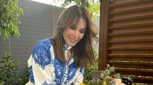 Γεύμα στον κήπο της Τατιάνας Στεφανίδου: Το καλοκαιρινό centerpiece, η διακόσμηση και το υπέροχο ρομαντικό φόρεμά της