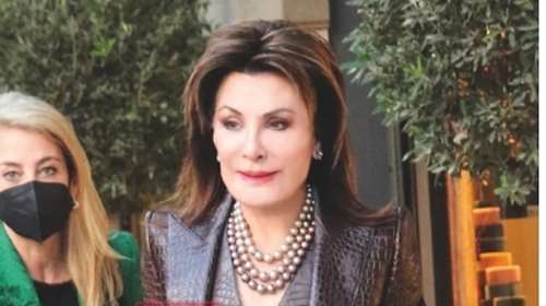 Γιάννα Αγγελοπούλου: Το leather on leather look στο κέντρο της Αθήνας και το γενναιόδωρο φιλοδώρημα σε πλανόδιο