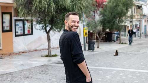 Για τον Αντώνη Τακτικό ο έρωτας είναι κινητήριος δύναμη - Μιλά στο TheTOC για την πρώτη του ποιητική συλλογή