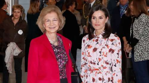 Η αμηχανία της Λετίσια: Ο Φελίπε αγκαζέ με τη μητέρα του βασίλισσα Σοφία, αγνοώντας τη σύζυγό του