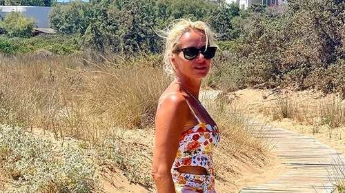Μαρία Μπεκατώρου: Ξυπόλητη στη Σκιάθο με υπέροχο καλοκαιρινό φόρεμα σε γήινες αποχρώσεις