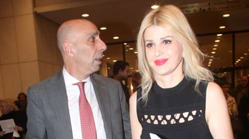 Έλενα Ράπτη: Η βραδινή έξοδος με τον σύζυγό της - Το μικρό μαύρο crochet φόρεμα που συνδύασε με κόκκινες γόβες