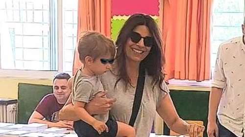 Πόπη Τσαπανίδου: Ψήφισε αγκαλιά με τον εγγονό της - Με καθημερινό ντύσιμο και μαύρα γυαλιά [Εικόνα]