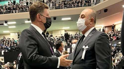 Τι είπε ο Βαρβιτσιώτης στον Τσαβούσογλου: Συνομιλία λίγων δευτερολέπτων στην κηδεία του πρώην πρωθυπουργού της Ιαπωνίας