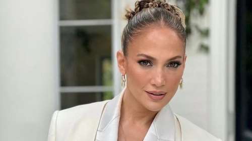 Business chic: Η λαμπερή εμφάνιση της Λόπεζ με total white look και η παραφωνία