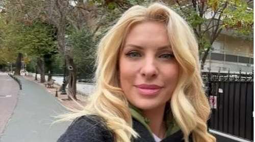 Ελένη Μενεγάκη: Κούκλα στα βόρεια προάστια - Η βόλτα της τη βροχερή Κυριακή