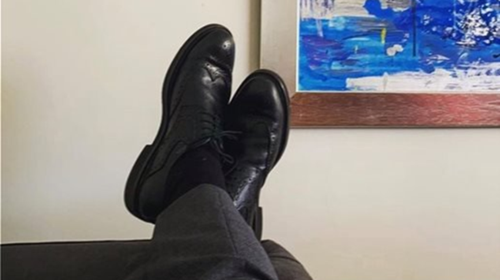 Δημόσια συγγνώμη ζήτησε ο Γιώργος Κουμουτσάκος για τη φωτογραφία με τα πόδια πάνω στο γραφείο