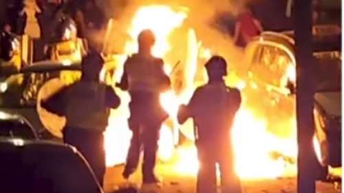 Νύχτα τρόμου στο Κάρντιφ της Ουαλίας: Ένα τροχαίο έφερε σφοδρές συγκρούσεις κουκουλοφόρων με την αστυνομία [βίντεο]