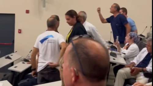 Ένταση ανάμεσα σε Γεωργιάδη και υγειονομικούς στη Ρόδο: "Δεν ντρέπεστε;" - "Γιατί φωνάζετε; Για ηρεμήστε"