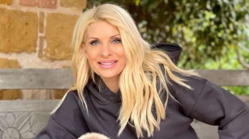 Ελένη Μενεγάκη: Την πήρε ο ύπνος στον ανθισμένο κήπο του σπιτιού της [Εικόνες]