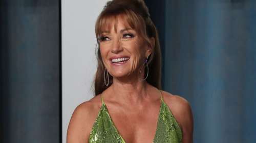 Θεά στα 71 της: Η Τζέιν Σέιμουρ φόρεσε πράσινη παγιέτα και πόζαρε με στιλ στο κόκκινο χαλί