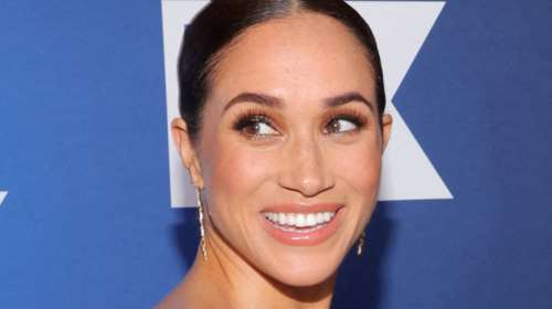 Μέγκαν Μαρκλ: Η αναπάντεχη εμφάνιση με κόκκινα μαλλιά και λευκό σύνολο στον γάμο της ανιψιάς της