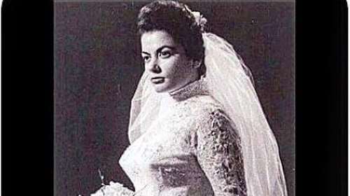 Η Ζωζώ Σαπουντζάκη νύφη στα 18 της: Το υπέροχο vintage νυφικό της και ο γάμος με γιατρό που κράτησε μόλις τρεις μήνες [Εικόνα]