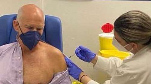 Γιώργος Παπανδρέου: Έκανε την τρίτη δόση του εμβολίου - &quot;Ένα είναι το μήνυμα: ο εμβολιασμός&quot;