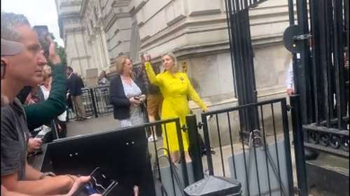 Σάλος στη Βρετανία: Υπουργός έδειξε το δάχτυλο σε διαδηλωτές [Βίντεο]