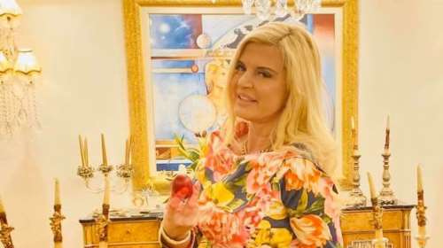 Η Μαρίνα Πατούλη "αυτο-τρολάρεται": Σόρρυ, αν έβαψα τα αυγά κόκκινα και όχι χρυσά