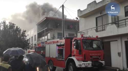 Ρόδος - Τρομακτικό: Σπίτι τυλίχθηκε στις φλόγες εξαιτίας κεραυνού! [Βίντεο-Εικόνες]