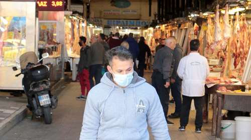 Η αγορά της καραντίνας: Τα "πεσκέσια" από το χωριό, οι τηλεφωνικές παραγγελίες και τα σοκολατένια λαγουδάκια "I love Tsiodras"