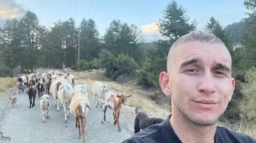 Γρεβενά: Ο νεότερος κάτοικος της Βασιλίτσας είναι κτηνοτρόφος - Εκτρέφει και μαύρους χοίρους [εικόνες]
