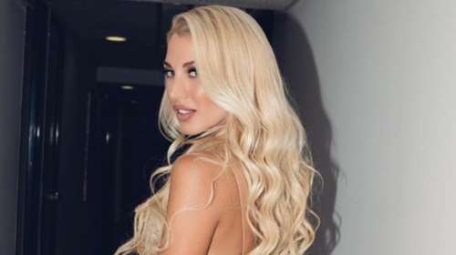 Κωνσταντίνα Σπυροπούλου: Ποζάρει με γαλάζιο μπικίνι και διάφανο παρεό δύο μήνες μετά τη γέννα