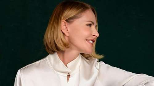 Τζένη Μπαλατσινού: Το απίθανο σατέν πουκάμισο με τα μανικετόκουμπα που συνδύασε με denim και σνίκερς