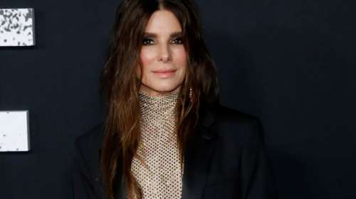 Σάντρα Μπούλοκ: Εκτυφλωτική με χρυσό jumpsuit και μαύρο μπλέιζερ